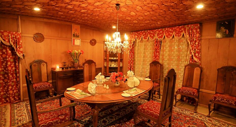 Mughal Palace Houseboat, Srinagar 4